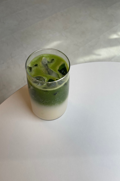 MATCHA LATTÉ NA LEDU